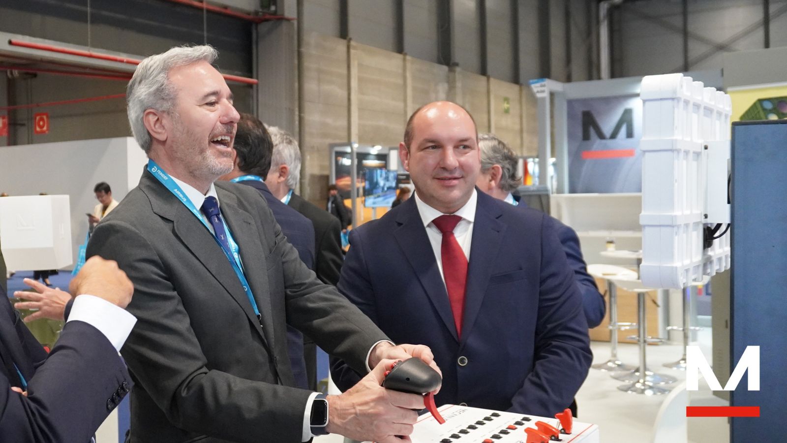 Jorge Azcón visita el stand de Mecanus en Feindef