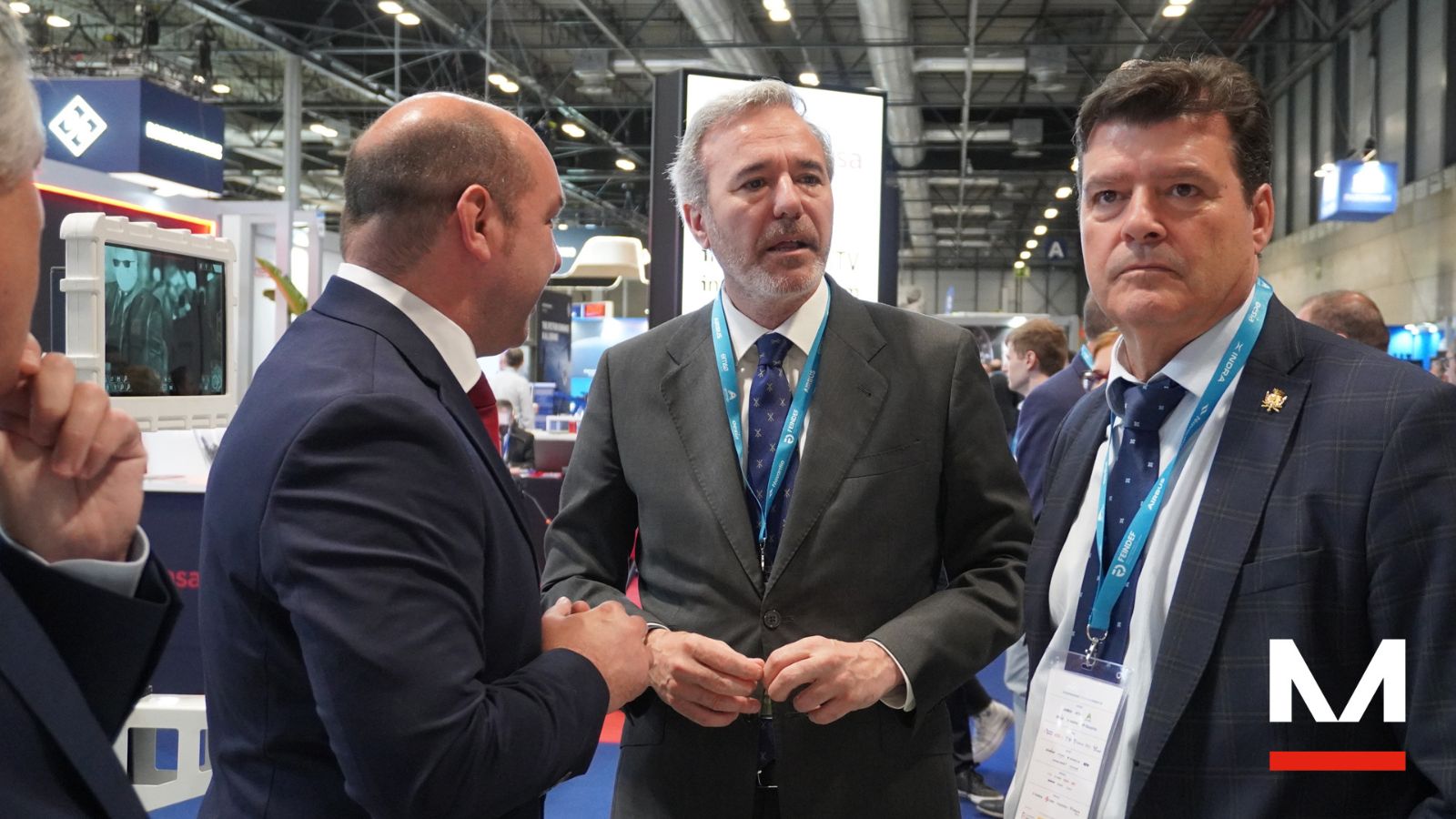 Jorge Azcón visita el stand de Mecanus en Feindef