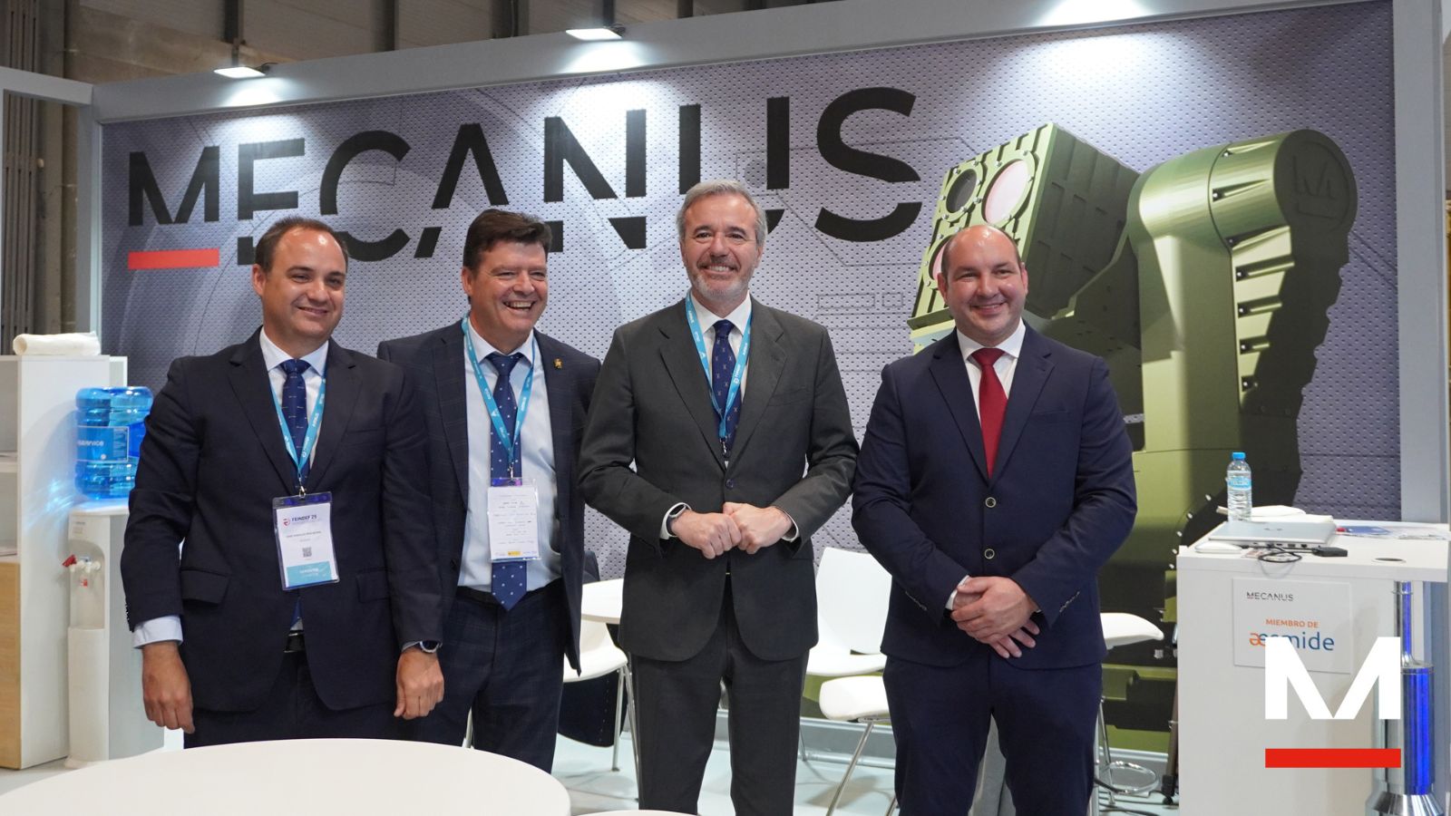 Jorge Azcón visita el stand de Mecanus en Feindef